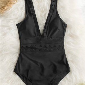 NWOT Cupshe V-Neck One Piece Swimsuit. Medium.